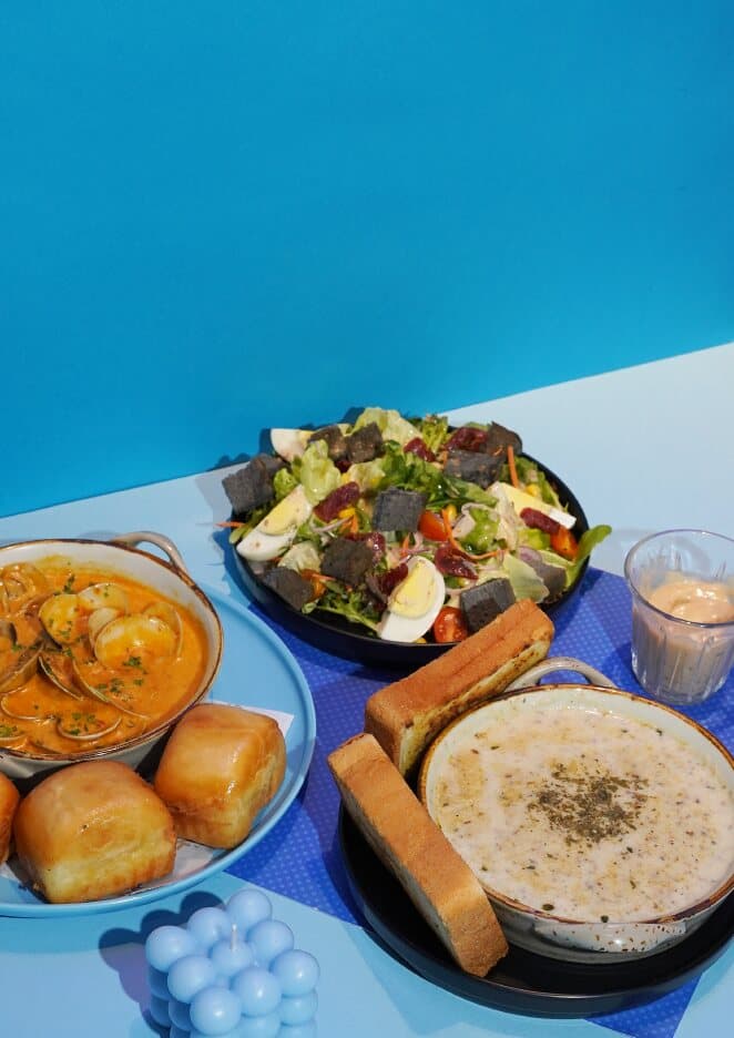 Chef salad, creamy mushroom soup with garlic bread, and butter clams with mantou